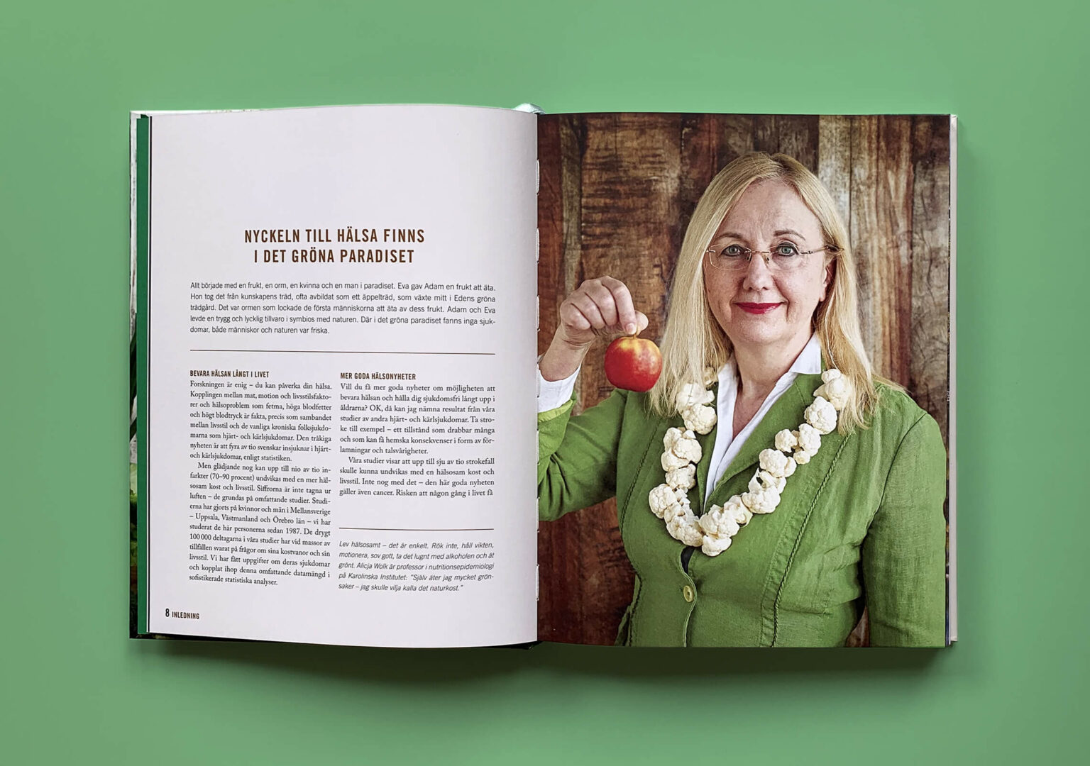 Uppslag med författarporträtt på Alicja Wolk i boken "En grön kärleksaffär"