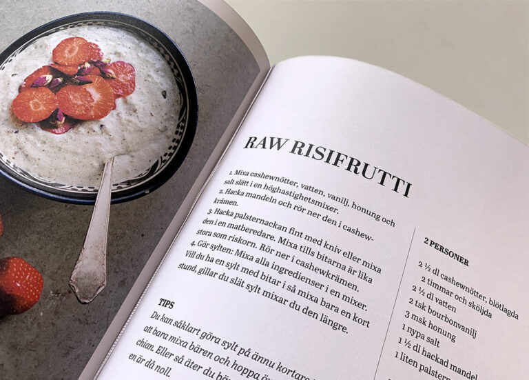 Uppslag med recept på raw risifrutti i boken "Green sweets and treats"