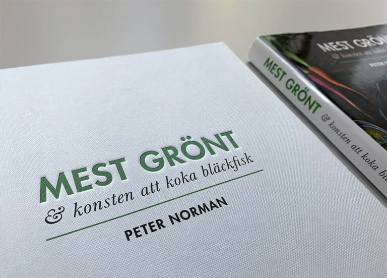 Bokomslag (med och utan skyddsomslag) av "Mest grönt och konsten att koka bläckfisk"