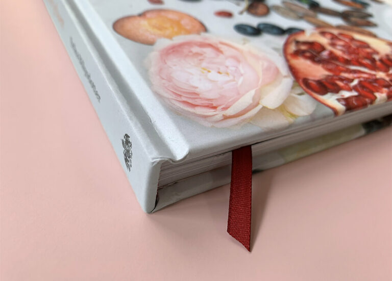 Närbild på bokomslag med läsband av "Superfood – desserter och drycker"