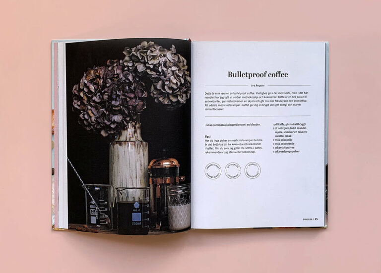 Uppslag med recept på bulletproof coffee i boken "Superfood – desserter och drycker"